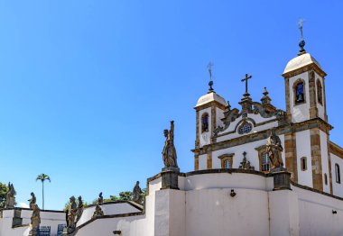 Bom Jesus do Matosinhos Kilisesi 'nin ana kilisesi Aleijadinho' nun on iki peygamberi ile birlikte Kongonhas şehrinde..