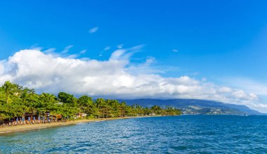 Ilhabela 'nın kıyı şeridi Sao Paulo kıyısındaki deniz, orman ve dağlarla kesişir.