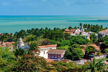 Tarihi Olinda şehrindeki bitki örtüsünün arasına yerleştirilmiş eski konaklar ve kiliseler..