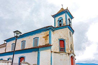 Tarihi Mariana, Minas Gerais 'deki eski bir Barok kilisesinin üzerinde bulutlar var..