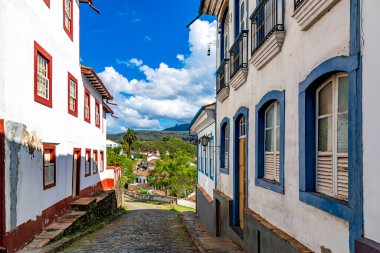 Ouro Preto şehrinin tepelerine kurulmuş tarihi sokaklar, sokaklar ve yamaçlar.
