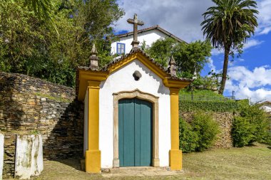18. yüzyılın tarihi şapelinde taş bir haç vardı. Ouro Preto şehrinde Passo da Ponte Seca