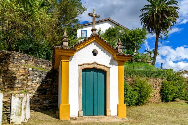 18. yüzyılın tarihi şapelinde taş bir haç vardı. Ouro Preto şehrinde Passo da Ponte Seca