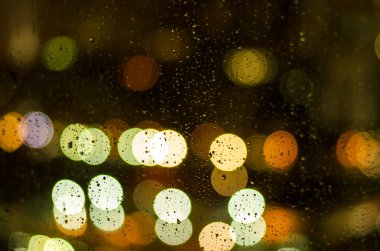 Bir pencere aşağı çalışan yağmur