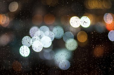 Bir pencere aşağı çalışan yağmur