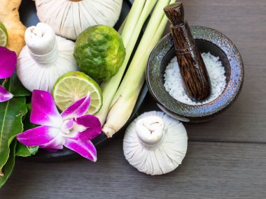 İpek kumaş, yumuşak ve select odak ile alternatif tıp ve gevşeme Thai Spa Tema için topu ve bitkisel maddeler doğal Spa maddeler bitkisel sıkıştırmak 