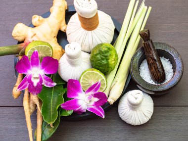 İpek kumaş, yumuşak ve select odak ile alternatif tıp ve gevşeme Thai Spa Tema için topu ve bitkisel maddeler doğal Spa maddeler bitkisel sıkıştırmak 