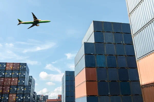 Camión de contenedores, buque en puerto y avión de carga de carga en transporte e importación-exportación logística comercial, industria naviera —  Fotos de Stock