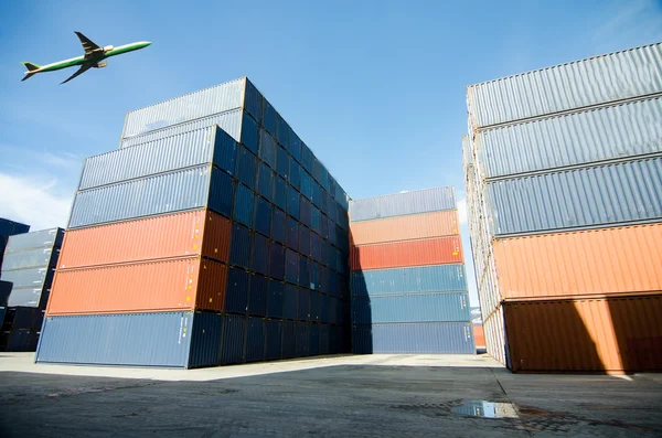 Camión de contenedores, buque en puerto y avión de carga de carga en transporte e importación-exportación logística comercial, industria naviera —  Fotos de Stock