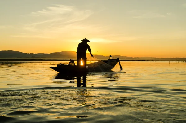 Pêcheurs au coucher du soleil — Photo