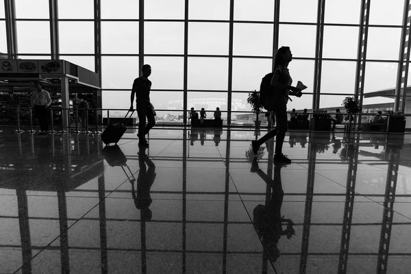 Silueta viajero mujer y pasajero En el aeropuerto — Foto de Stock