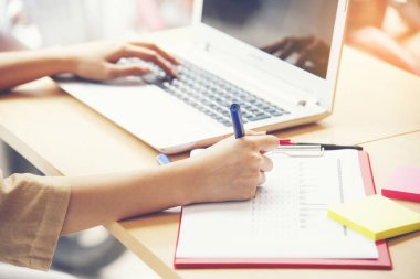 Eller evde dizüstü bilgisayarla çalışıyor ve sabahları kahve içiyor. Evde rahatlayın.. 