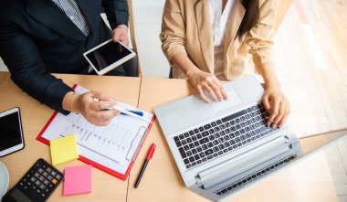 Eller evde dizüstü bilgisayarla çalışıyor ve sabahları kahve içiyor. Evde rahatlayın.. 