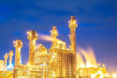 Gün batımında petrol rafinerisi endüstrisi - fabrika - petrokimya fabrikası