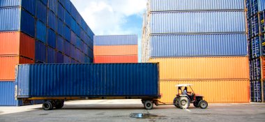 Dünya çapında lojistik taşımacılıklarda liman, nakliye ve konteynır hizmetlerindeki konteynırlar