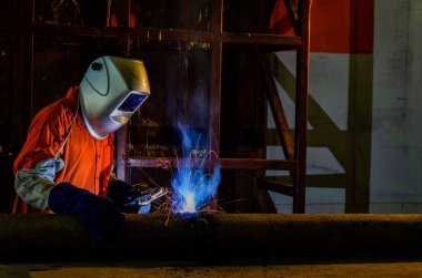 Fabrikadaki kaynakçıya yakın plan Sanayi İşçisi .