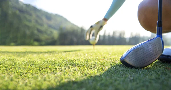 Närbild Hand Asiatisk Kvinna Sätta Golfboll Tee Med Klubb Golfbana — Stockfoto