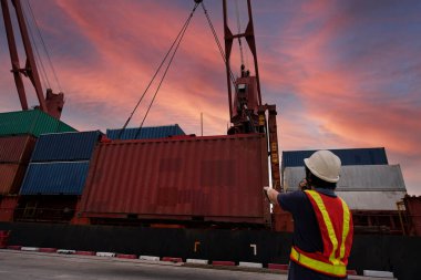 Mühendisler ve turnalar. Telsiz ve gemi geçmişi olan gülümseyen liman işçisi.