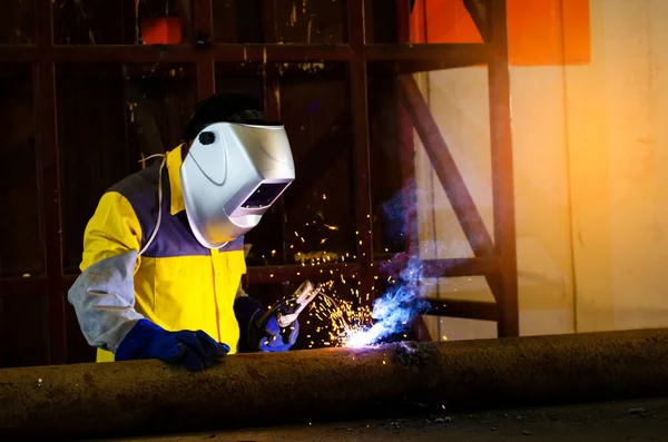Närbild Industriarbetare Vid Fabriken Svetsning — Stockfoto