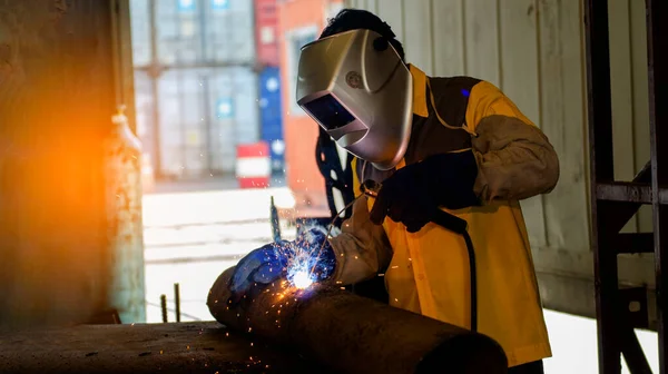 Närbild Industriarbetare Vid Fabriken Svetsning — Stockfoto