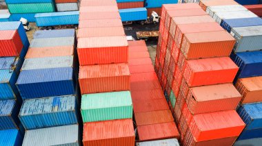 Dünya çapında lojistik taşımacılıklarda liman, nakliye ve konteynır hizmetlerindeki konteynırlar