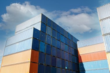 Dünya çapında lojistik taşımacılıklarda liman, nakliye ve konteynır hizmetlerindeki konteynırlar