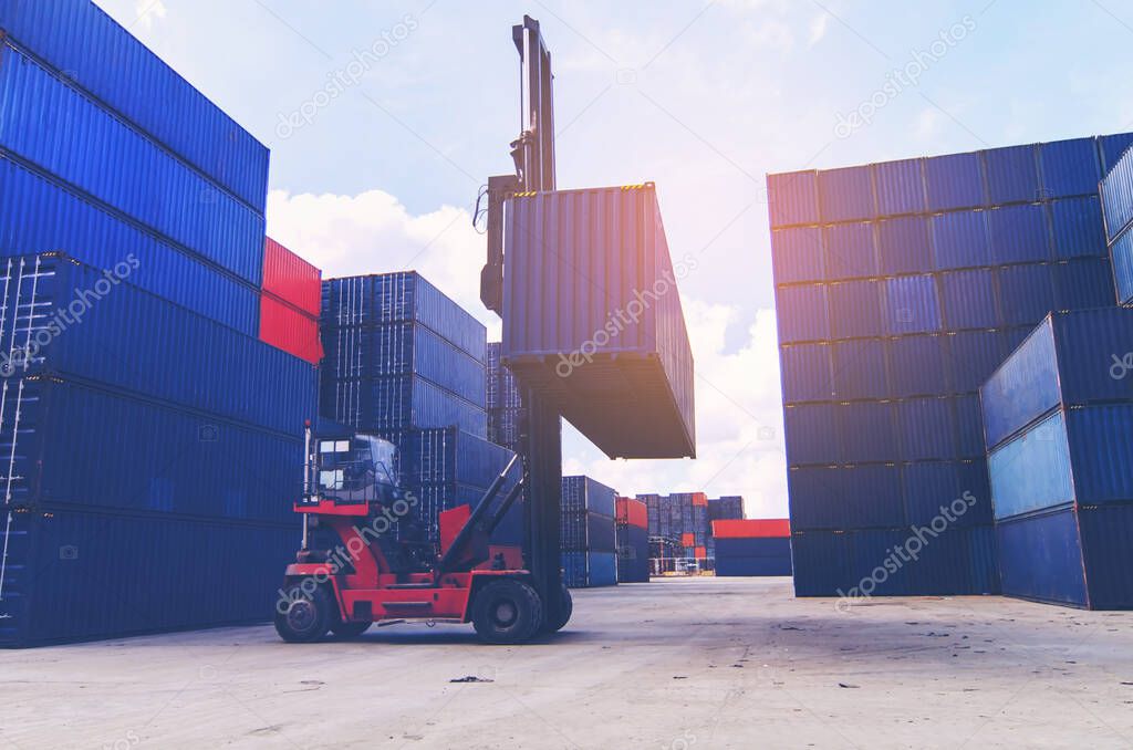 discharging containers services in maritime transports in World wide logistics