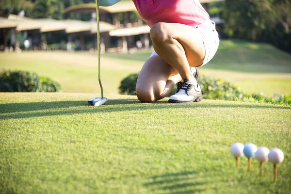 Close Mano Donna Asiatica Mettendo Pallina Golf Tee Con Club — Foto Stock