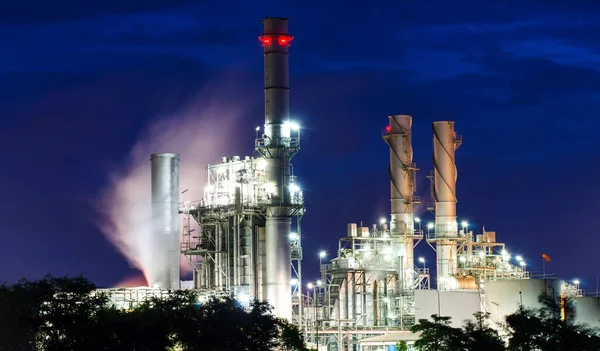 石油化学工場石油精製工場夕暮れ時に石油化学工業団地巨大な貯蔵タンク煙突を持つ工場全体 — ストック写真