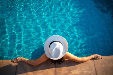 Lüks yüzme havuzunun yanında dinlenen kadınlar