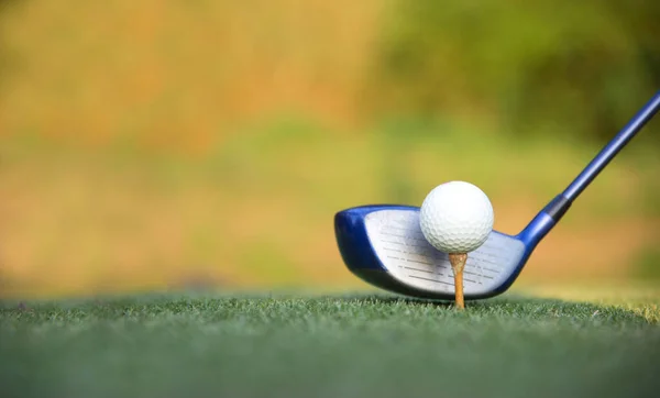 Golfbollsklubben Slår Golf Längs Fairway Grön Natur Bakgrund Livsstil Och — Stockfoto