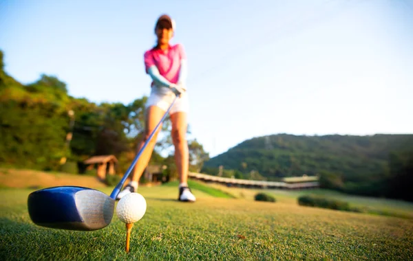 Close Ruční Asijské Žena Uvedení Golfový Míček Tee Holí Golfovém — Stock fotografie