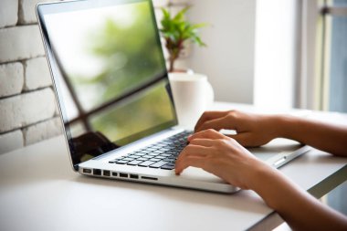 Eller evde dizüstü bilgisayarla çalışıyor ve sabahları kahve içiyor. Evde rahatlayın.. 