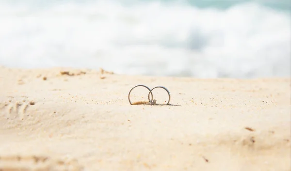 Uma Aliança Casamento Areia São Alianças Casamento — Fotografia de Stock