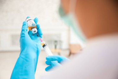 Coronavirus aşısı aşısı şişesi. Salgın sırasında korona virüsü tedavisi, enjeksiyon, iğne ve klinik deney kavramı.