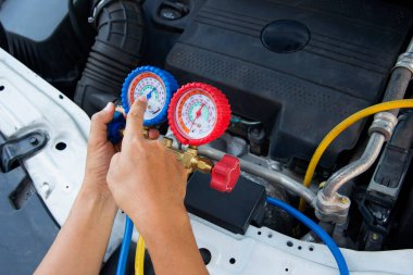 Otomatik tamirci hava kompresöründe basınç göstergesi, sıvı hava basıncı, kompresör, manomet kullanır.