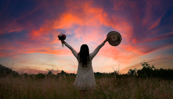 Путешествующие по жизни женщины чувствуют себя хорошо расслабиться и счастливой свободы. Путешествие и летняя концепция