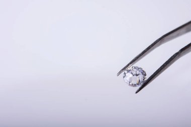 Cımbız ve büyüteçle elmas. Gemstone Güzeli.