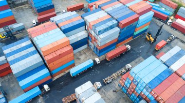 Limandaki konteynırlar, nakliye konsepti ve dünya çapında lojistik taşımacılıktaki konteynır hizmetleri