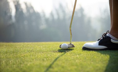 Kadınlar golf sopalarını kullanarak vücudun ısınmasına yardımcı oluyor oyun öncesi, bulanık, yumuşak doğalı, Yaşam Tarzı Konsepti. Spor Konsepti