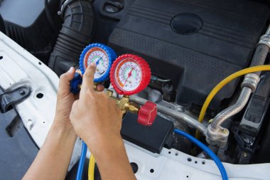 Otomatik tamirci hava kompresöründe basınç göstergesi, sıvı hava basıncı, kompresör, manomet kullanır.