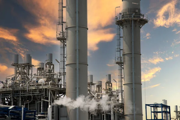 Petrol rafinerisi kimya fabrikası ve elektrik santrali. Gün batımında birçok depolama tankı ve boru hattı olacak..