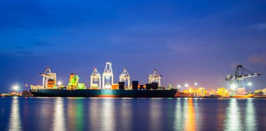 Limandaki konteynırlar, nakliye konsepti ve dünya çapında lojistik taşımacılıklarda konteynır hizmetleri