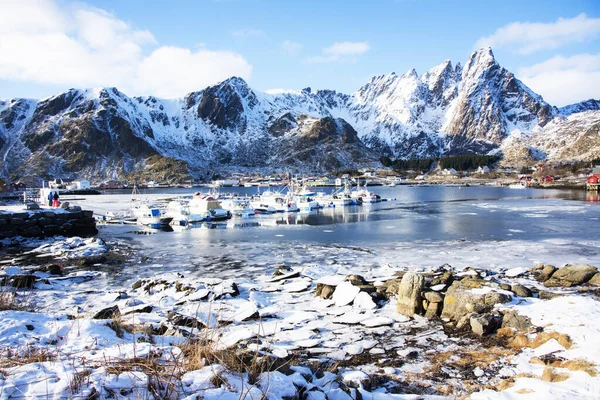 Fantástica Vista Inverno Aldeia Hamnoy Com Porto Olstinden Pico Fundo — Fotografia de Stock