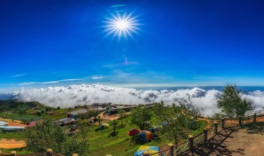 Phu Thap Boek, Tayland Phetchabun 'daki sis denizi manzarasını izlemek için popüler bir yerdir..