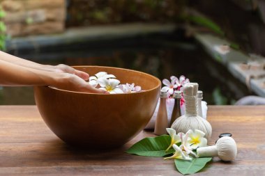 Spa, manikür, manikür, manikür, kaplıca, pembe çiçek ve kaya taşı, fotokopi alanı, odak noktası, Tayland. Sağlıklı Katkılar