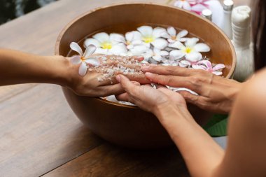 Kaplıca tedavisi ve kadın ve el kaplıcası ürünleri. Sağlıklı Konsept.