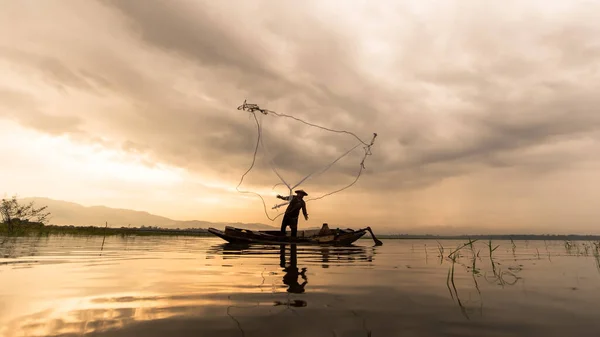 Pescador Bangpra Lake Ação Quando Pesca Tailândia — Fotografia de Stock