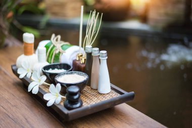 Aroma terapisi, şeker ve tuz masajı için spa Thai seti, yatakta çiçek, rahatlama ve sağlıklı bakım, odaklanma. Sağlıklı Katkılar