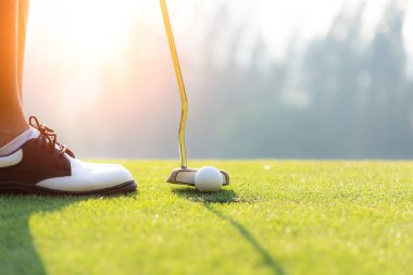 Kadınlar golf sopalarını kullanarak vücudun ısınmasına yardımcı oluyor oyun öncesi, bulanık, yumuşak doğalı, Yaşam Tarzı Konsepti. Spor Katkıları